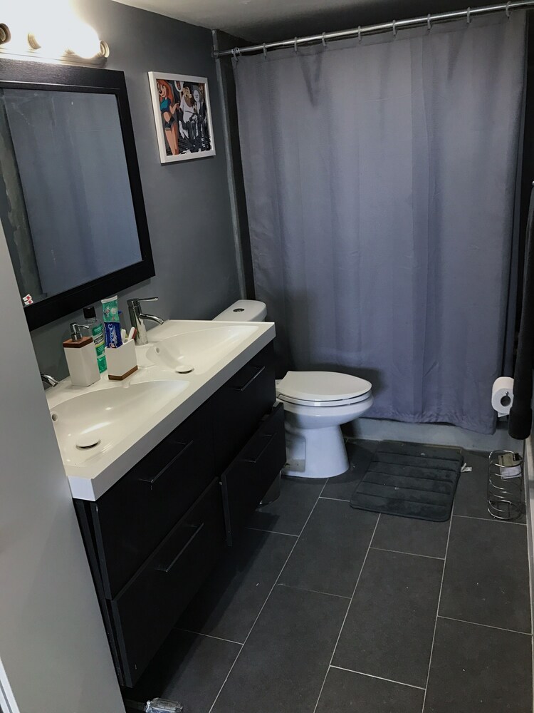 NEWLY RENOVATED SMART HOME CONDO WITH CITY VIEW!!!