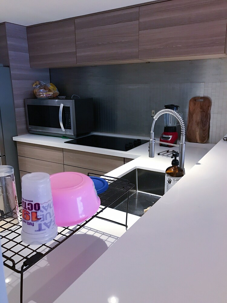 NEWLY RENOVATED SMART HOME CONDO WITH CITY VIEW!!!