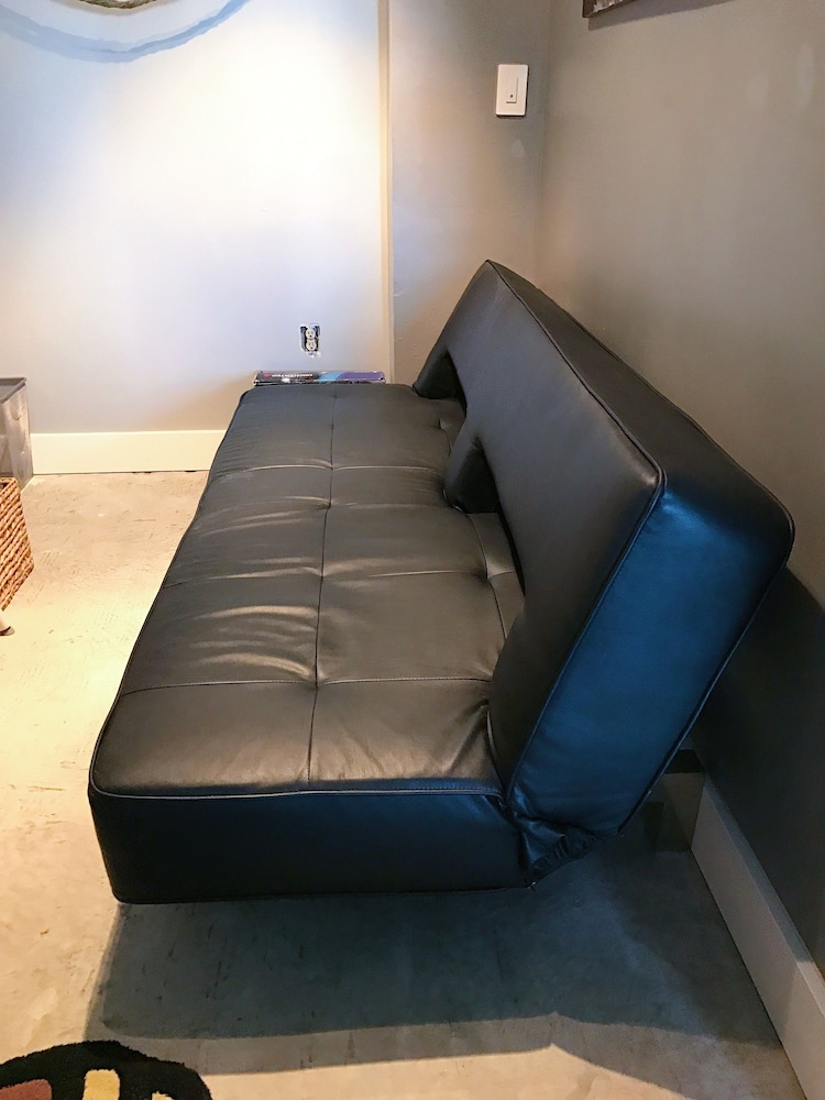 NEWLY RENOVATED SMART HOME CONDO WITH CITY VIEW!!!