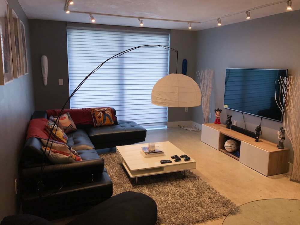 NEWLY RENOVATED SMART HOME CONDO WITH CITY VIEW!!!