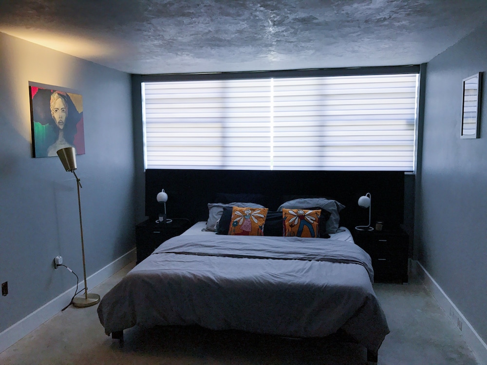 NEWLY RENOVATED SMART HOME CONDO WITH CITY VIEW!!!