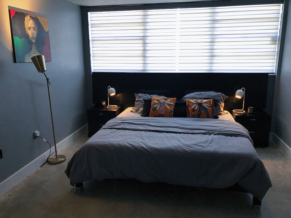 NEWLY RENOVATED SMART HOME CONDO WITH CITY VIEW!!!