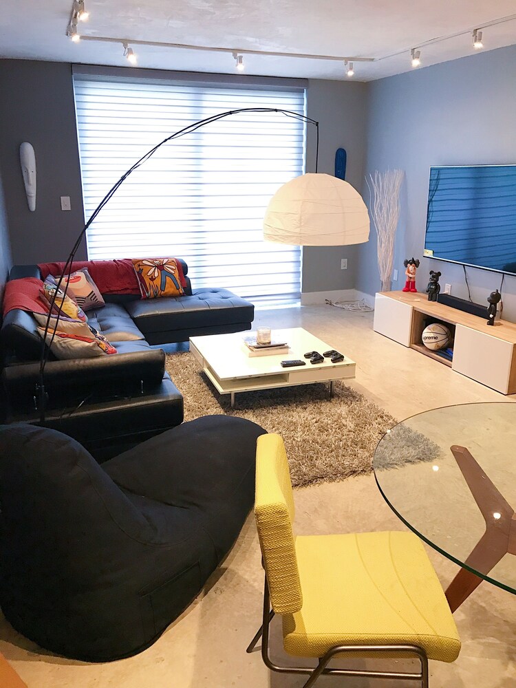 NEWLY RENOVATED SMART HOME CONDO WITH CITY VIEW!!!