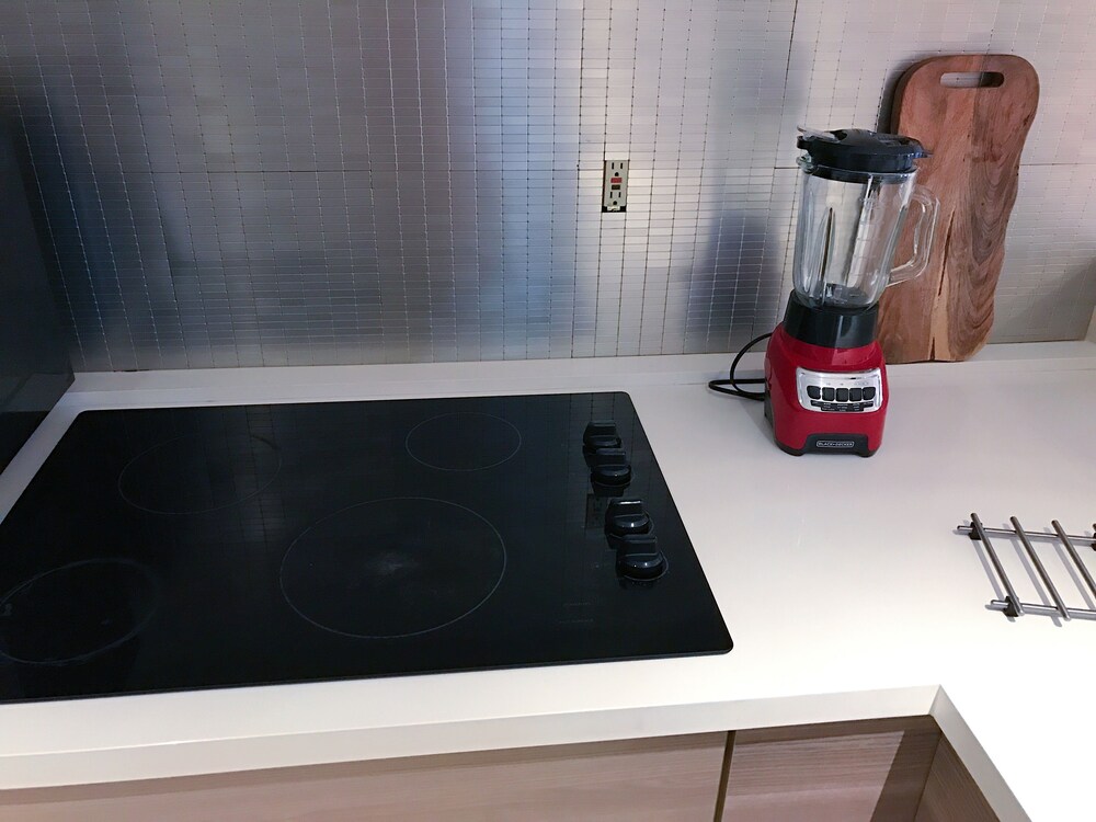 NEWLY RENOVATED SMART HOME CONDO WITH CITY VIEW!!!