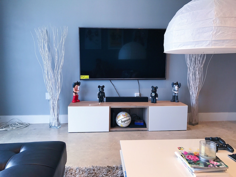 NEWLY RENOVATED SMART HOME CONDO WITH CITY VIEW!!!