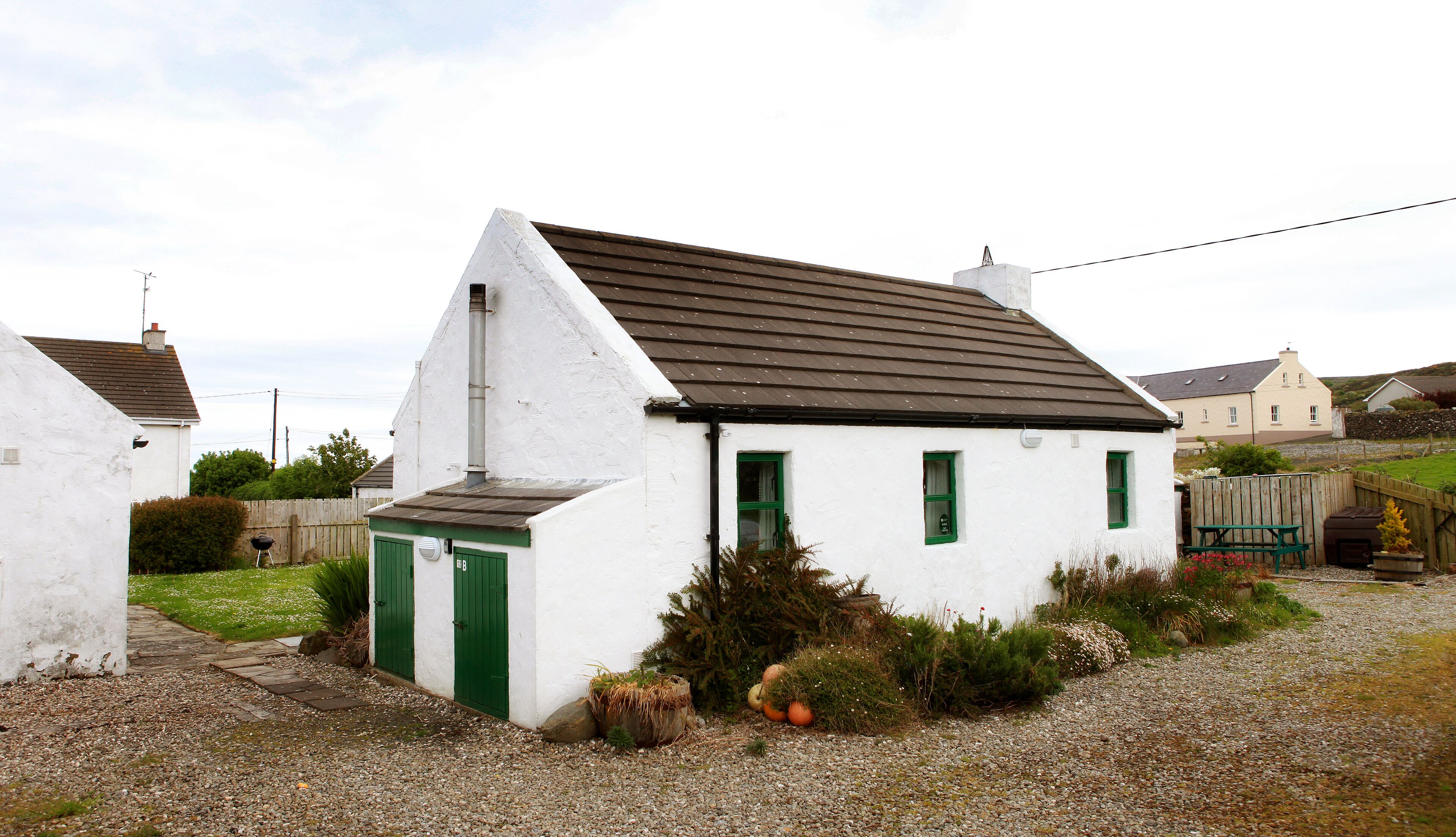 Open . Traditional, Petite Charming Irish Country Cottage in Ballycastle in Ballintoy, United Kingdom