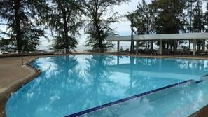Utomhuspool och solstolar