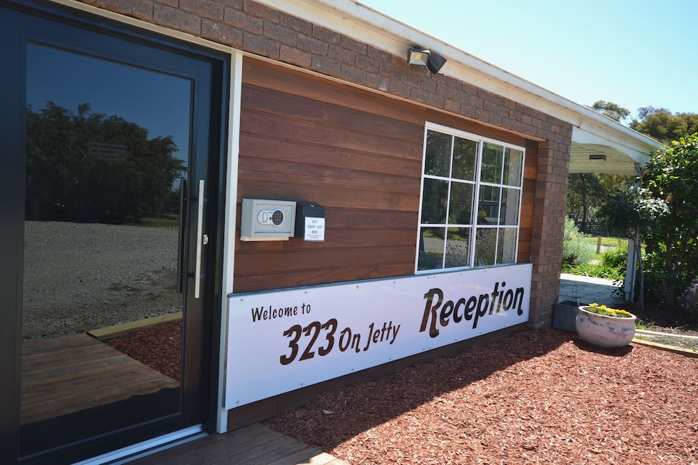 323 On Jetty