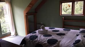5 bedrooms, free cots/infant beds, free WiFi