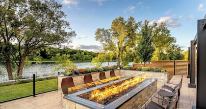 Courtyard by Marriott Appleton Riverfront