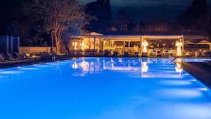 Piscina all'aperto, ombrelloni da piscina, lettini