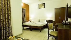 Premium bedding, minibar, free WiFi