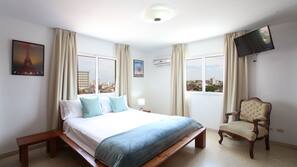 13 Schlafzimmer, hochwertige Bettwaren, Daunenbettdecken, Minibar