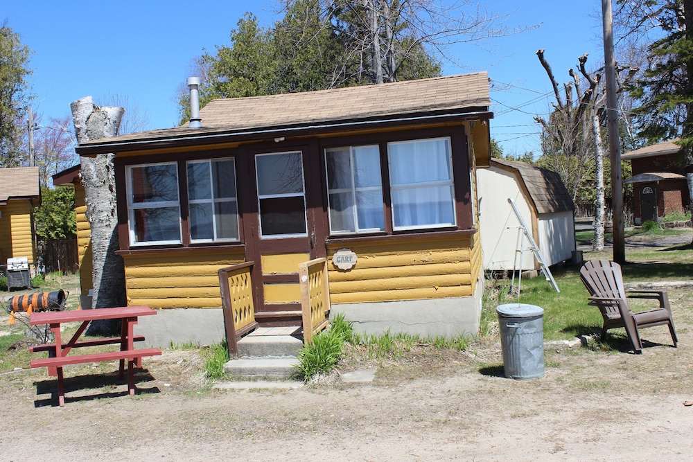 Glen Garry Motel and Cottages, North Bay: C$90 Room Prices & Reviews