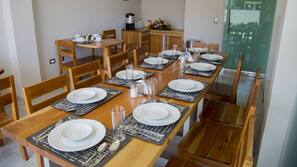 Se sirven desayunos, almuerzos y cocina local