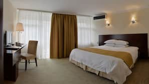 In-room safe, desk, free WiFi