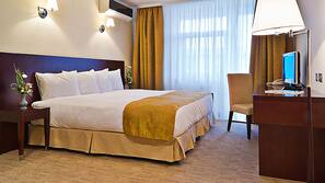 In-room safe, desk, free WiFi
