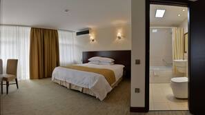 In-room safe, desk, free WiFi