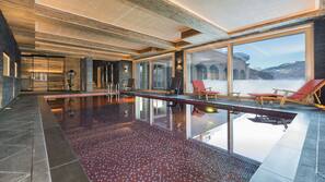 Indoor pool, sun loungers