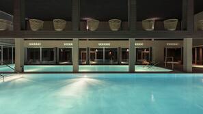 Inomhuspool och utomhuspool