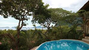 Una piscina al aire libre, tumbonas