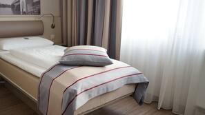 Hochwertige Bettwaren, Minibar, Zimmersafe, Schreibtisch