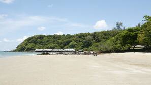 Am Strand, weißer Sandstrand