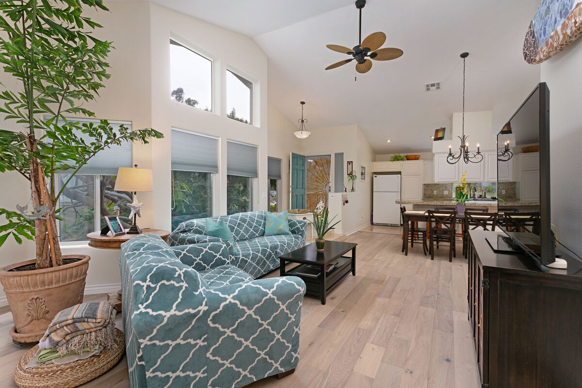 Bright and Golden Beach House With Air Condition! in Encinitas, United States