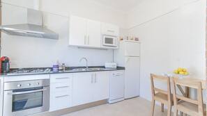 Full-sized fridge, microwave, oven, hob