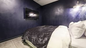 Premium bedding, desk, free WiFi