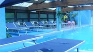 Una piscina cubierta