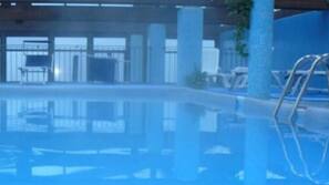 Una piscina cubierta