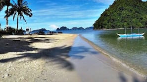 Ubicación a pie de playa, arena blanca, tumbonas y buceo con tubo