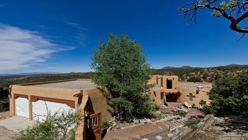 Monte De Canoncito A Beautiful Mountain Top Home, 10 Miles From Santa