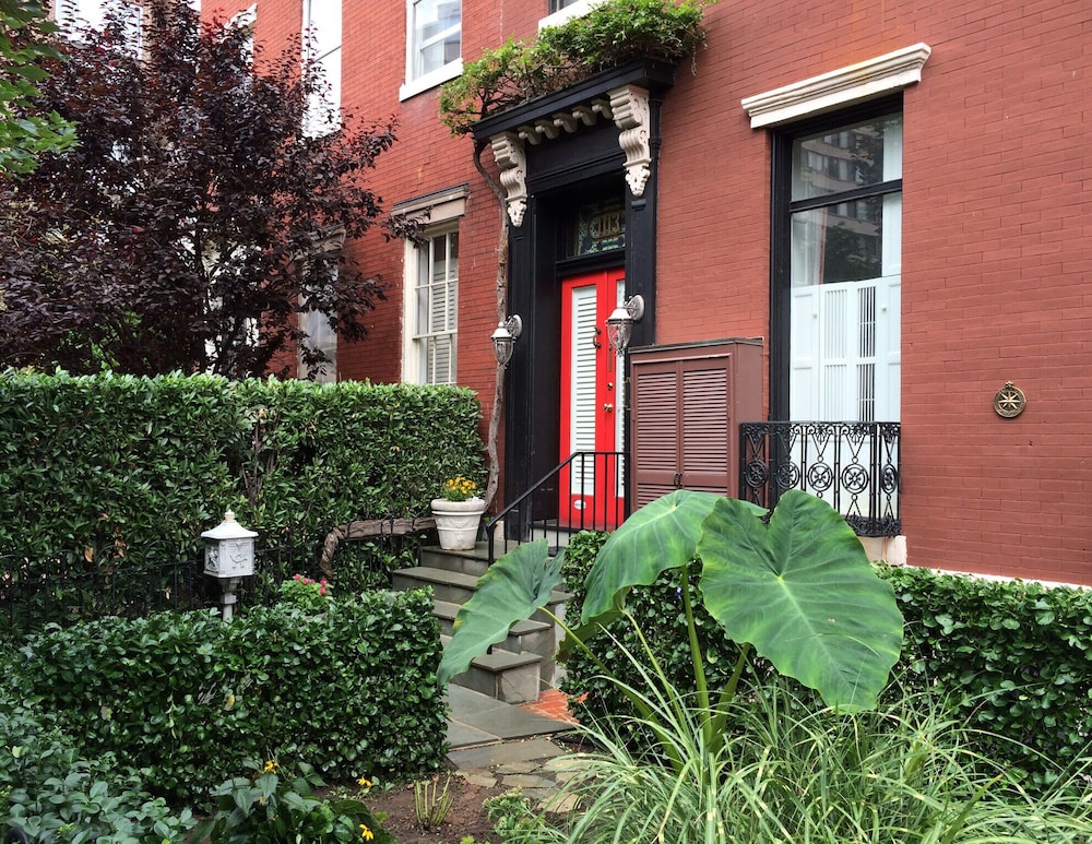 Private Apt. in Historic Home Walk to Monuments, Museums & Convention