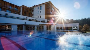Innenpool, 2 Außenpools, Sonnenschirme, Liegestühle