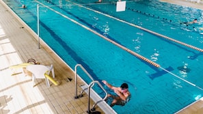 Una piscina cubierta, una piscina al aire libre de temporada, tumbonas
