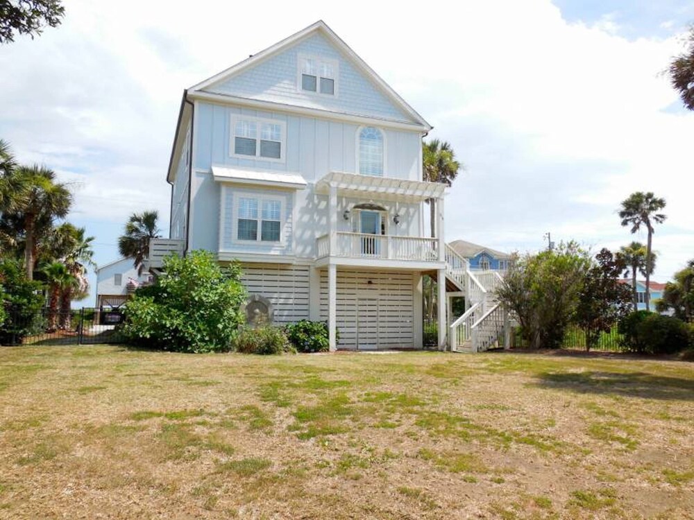 Beautiful high-end 2nd row home. Fantastic ocean views 3 blocks from Center St.