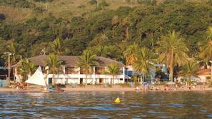 Plage, sable blanc, chaises longues, parasols
