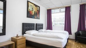 Värdeförvaringsskåp på rummet, skrivbord och mörkläggningsgardiner