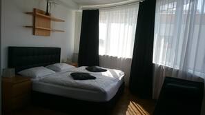 Värdeförvaringsskåp på rummet, skrivbord och mörkläggningsgardiner