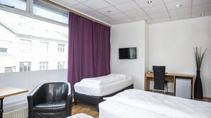 Värdeförvaringsskåp på rummet, skrivbord och mörkläggningsgardiner
