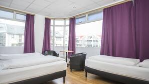 Värdeförvaringsskåp på rummet, skrivbord och mörkläggningsgardiner
