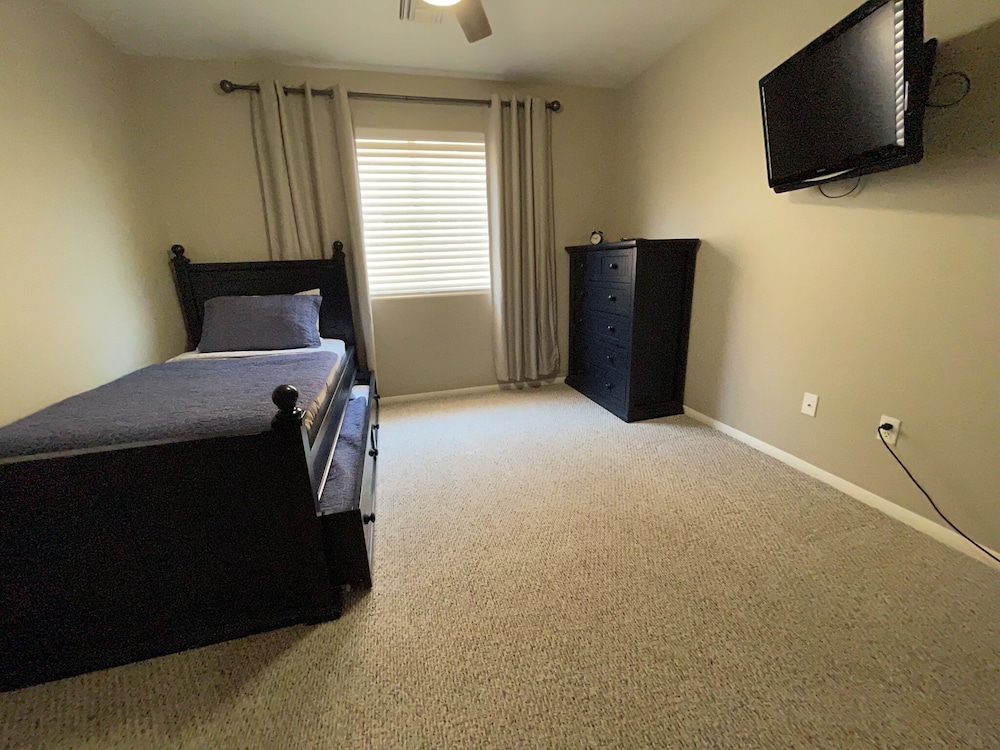 3BED/2BA PRIVATE SALTWATER POOL & SPA, LARGE UPGRADED FAMILY HOME, EASY