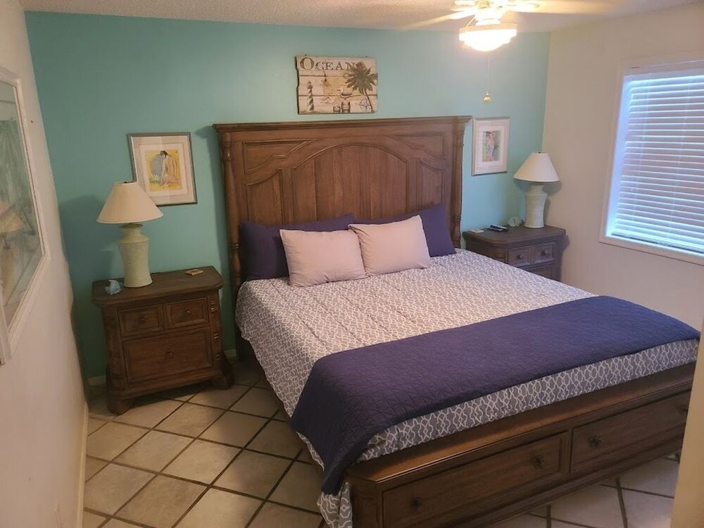 Beautiful 1br/1bath condo located in Paradise Lakes Clothing Optional