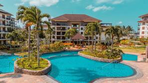 5 outdoor pools, open 7:00 AM to 10:00 PM, sun loungers