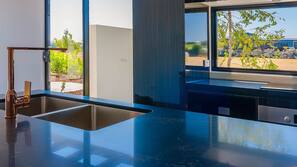 Full-sized fridge, microwave, oven, hob