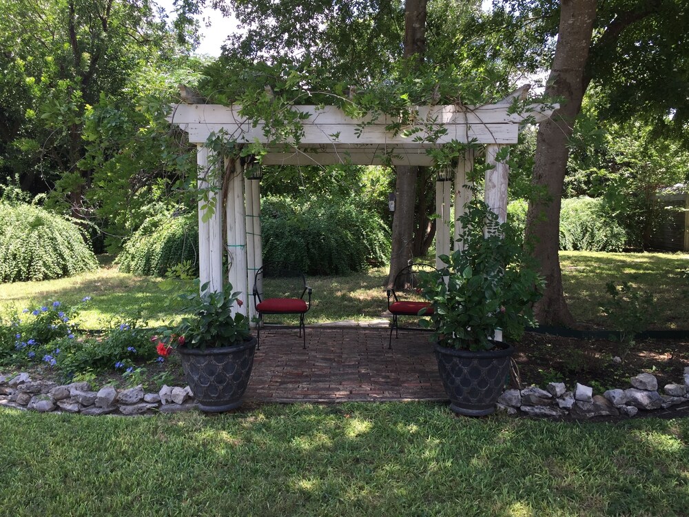 Antler Inn at Pecan Grove Estates in San Antonio Best Rates & Deals