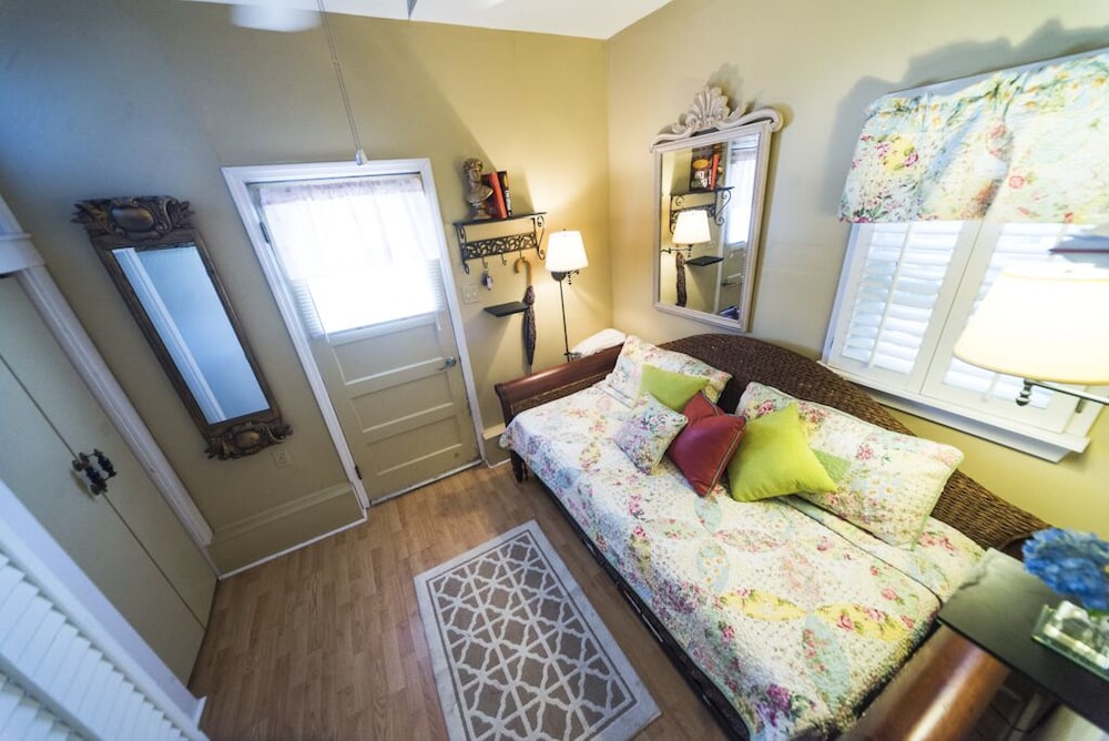 Cottage/Tiny House Living Accommodation in Beaufort for Cost-conscious ...