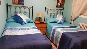 2 dormitorios, cortinas opacas, tabla de planchar con plancha